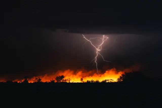 Un rayo cae en un terreno incendiado