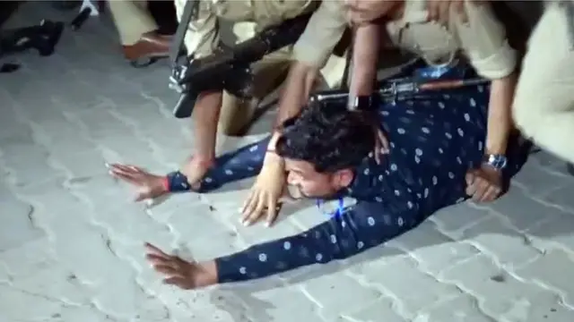 पुलिस गिरफ़्त में सनी सिंह