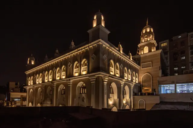 د برهاني جومات، چې د خپلو حیرانونکو ګنبدونو او منارو په وجه، د بوهرا مسلمانانو لپاره د ښار یو له مشهورو جوماتونو څخه دی.