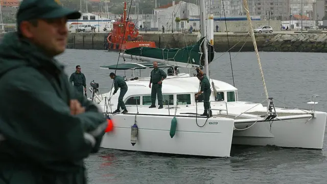Guardias civiles patrullan frente al puerto de Vilagarcía de Arousa.