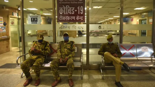 নয়ডাতে টিকা নেওয়ার অপেক্ষায় পুলিশ ও নিরাপত্তা বাহিনীর সদস্যরা