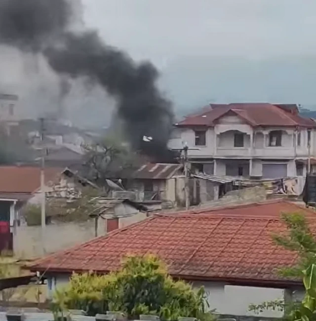 ကွတ်ခိုင်မြို့ထဲက တစ်နေရာမှာ တိုက်ပွဲကြောင့် မီးလောင်နေတဲ့မြင်ကွင်း 