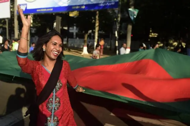 ২০১৩ সালে বাংলাদেশ সরকার তৃতীয় লিঙ্গের মানুষকে স্বীকৃতি দেয়।