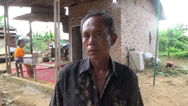 Junaidi, kakek AP, saat mencerikan kejadian yang menimpa cucunya setelah listrik padam seharian di Kecamatan Patumbak, Kabupaten Deliserdang, Provinsi Sumatra Utara, Minggu (24/05).