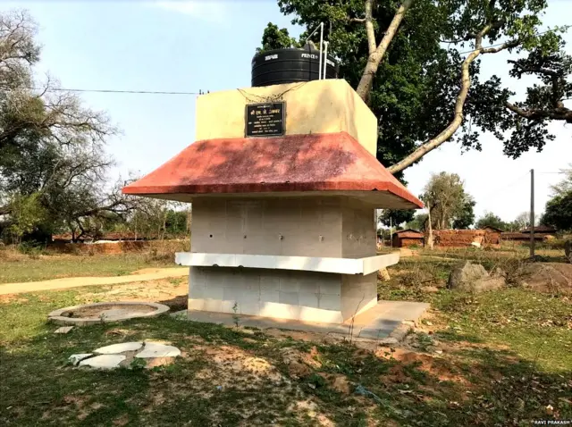 एमजे अकबर के नाम का बोर्ड