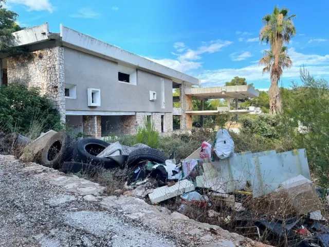 Побацано смеће поред омаралишта