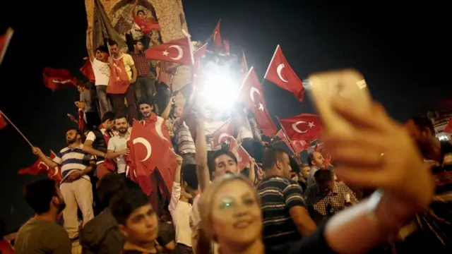 Taksim'de darbe girişimini protestosu