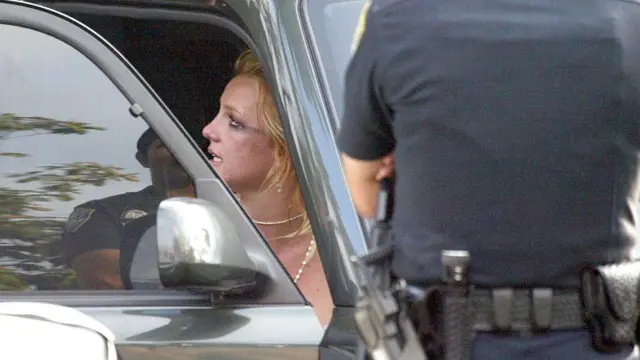 Britney Spears dentro do carro após incidente com fotógrafo