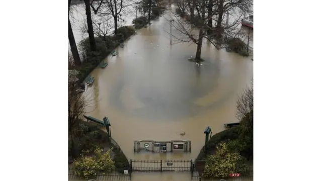 أشد موجة أمطار في فرنسا منذ 100 عام