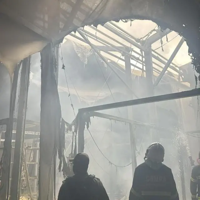 Lona destruída após incêndio que atingiu a Zona Azul da COP ser controlado