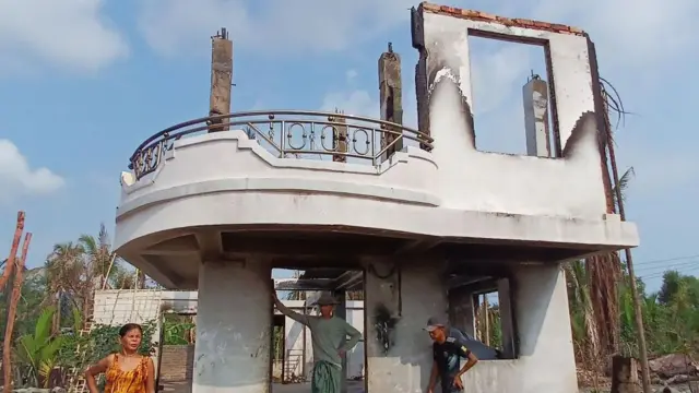 မင်းပြားက စစ်ဘေးသင့် နေအိမ်တစ်လုံးကို မေလက တွေ့ရစဉ်