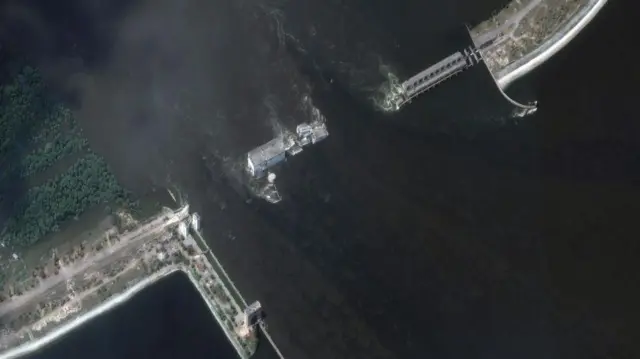 Каховська ГЕС через добу після прориву греблі, 7 червня 2023 року