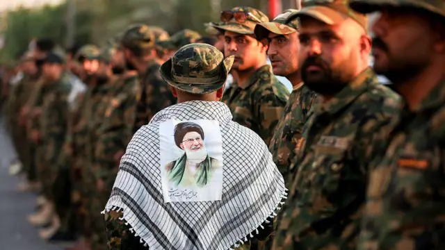 يرتدي أحد عناصر الحشد الشعبي العراقي كوفيةً تحمل صورة المرشد الأعلى الإيراني الراحل علي خامنئي، في مرقد الإمام الحسين، عشية مراسم تشييعه في مدينة كربلاء بالعراق (7 يوليو/تموز 2026).