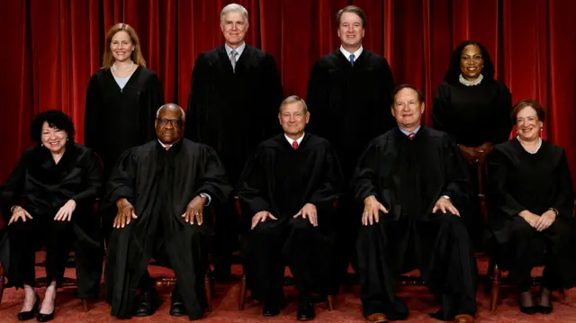 Nove juízes da Suprema Corte dos Estados Unidos posam para o retrato público, vestindo roupas oficiais pretas