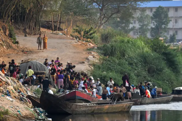 การสู้รบทำให้ประชาชนหลายพันคนหนีภัยข้ามมายังฝั่งไทย