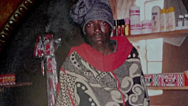 Photographie de Supang Khoaisanyane coiffé d'un chapeau et portant une couverture basotho.
