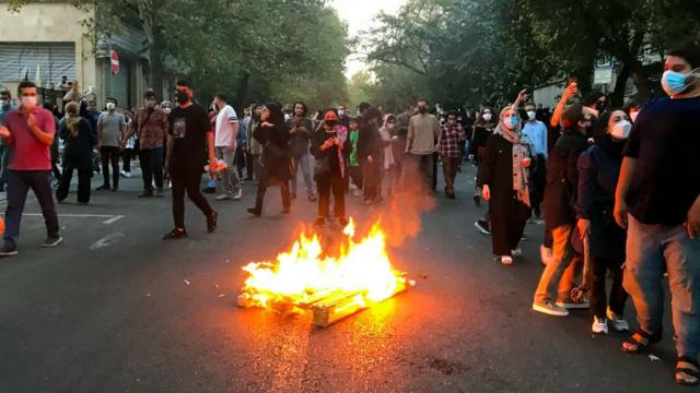 Protestos eclodiram em Teerã em 2022 após a morte de Mahsa Amini