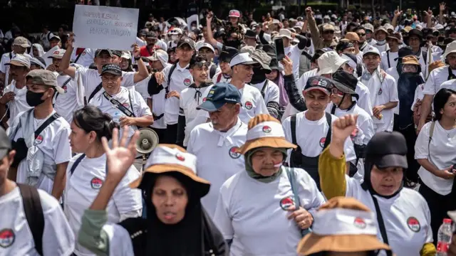 Sejumlah buruh industri tekstil berunjuk rasa di kawasan Patung Kuda, Jakarta, Kamis (27/6/2024).