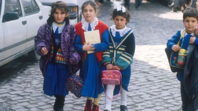 Crianças a caminho da escola