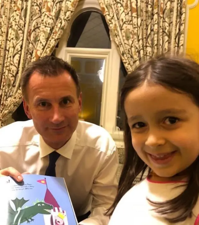 جرمی هانت در تهران با دختر خردسال نازنین زاغری دیدار و حکومت ایران را به دلیل رفتارش با این خانواده و دیگر شهروندان ایرانی بریتانیایی زندانی در ایران تقبیح کرد