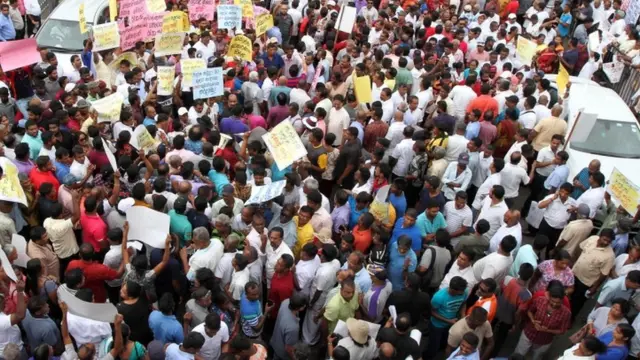 पूरे देश में हो रहे हैं प्रदर्शन