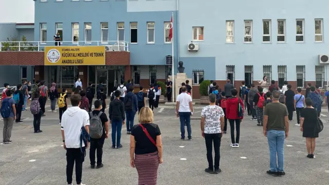 Okul önünde bekleyen öğrenci ve veliler.