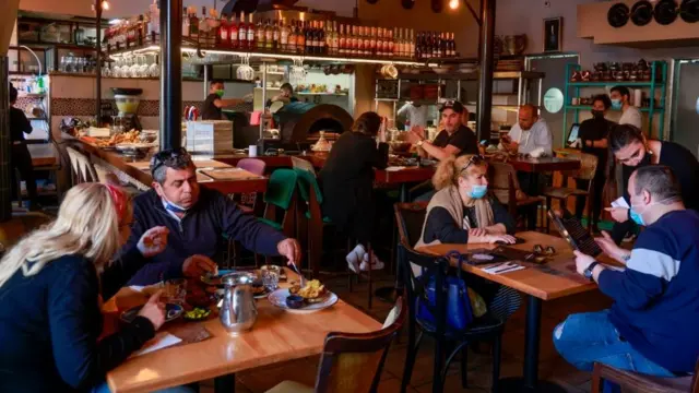 Personas en un restaurante en Israel