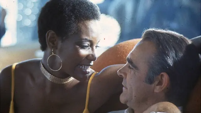 Sean Connery sera reconnu par les fans de 007 pour avoir incarné ce rôle avec charme et virilité.