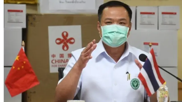 นายอนุทิน รับมอบเวชภัณฑ์ทางการแพทย์จากรัฐบาลจีนโดย หยาง ซิน อุปทูต สถานเอกอัครราชทูตสาธารณรัฐประชาชนจีนประจำประเทศไทย ประกอบด้วย หน้ากากอนามัย 1 แสนชิ้น, หน้ากาก N95 1 หมื่นชิ้น ชุดป้องกัน 2 พันชุด และชุดทดสอบจำนวน 832 ชิ้น เมื่อ 24 มี.ค.