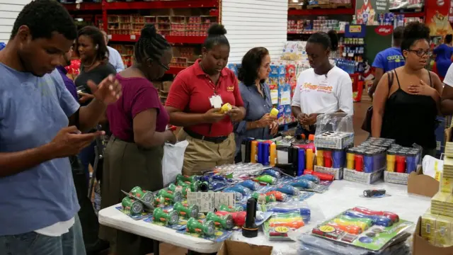 Compra de emergencia en Kingston, Jamaica, en vísperas de la llegada del huracán Matthew.