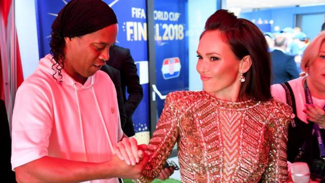 Ronaldinho serre la main de la chanteuse d'opéra Aida Garifullina dans le tunnel avant la finale de la Coupe du Monde de la FIFA 2018 entre la France et la Croatie au stade Luzhniki le 15 juillet 2018 à Moscou, Russie.