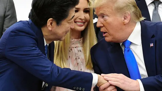 د جاپان لومړي وزیر (کېڼ خوا ته) د امریکا له ولسمشر ډونلډ ټرمپ سره د تېرې جون میاشتې پر ۲۹مه د جاپان اوساکا کې د جي ۲۰ سرمشریزې پر دویمه ورځ وکتل.