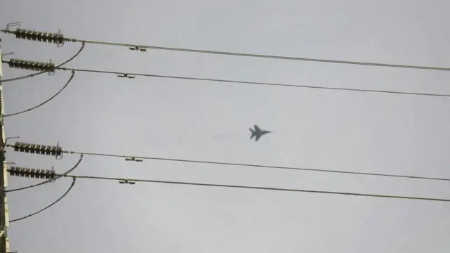 طائرة مقاتلة تحلق فوق الخرطوم