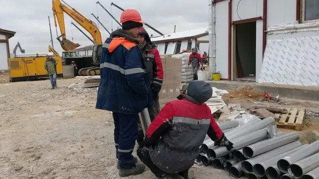 курулушунда иштеп жаткан кыргызстандык мигранттар