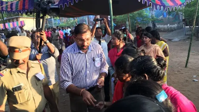 டோக்கன் விநியோகம்.