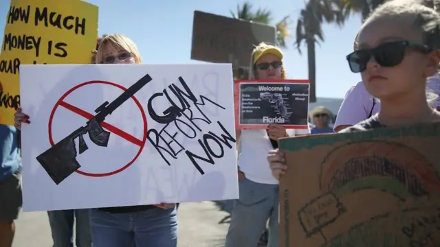 Silahlanma yasasında reform isteyenlerin yaptığı bir gösteri