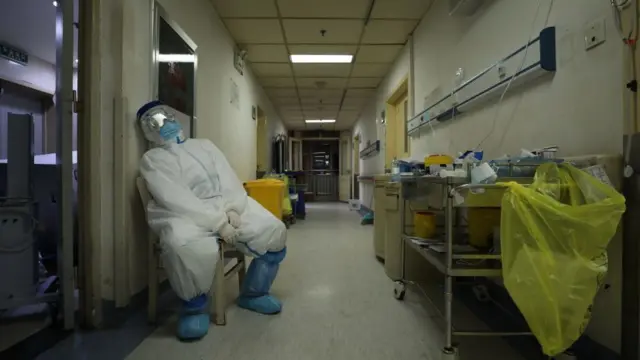 封城之后,在疫情的高压下,武汉医疗和生活资源紧张,各种问题浮出水面