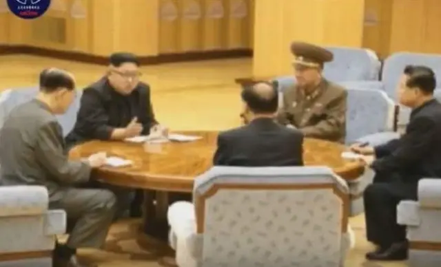 КЭДР телевидениеси өлкө лидери Ким Чен Ын суутек бомбасын сыноодон өткөрүү боюнча тапшырма берип, буйрукка кол коюп жаткан кадрларды көрсөттү.