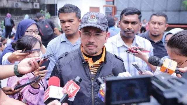 মিডিয়াকে ব্রিফ করছেন মালয়েশিয়ার ইমিগ্রেশন কর্মকর্তা