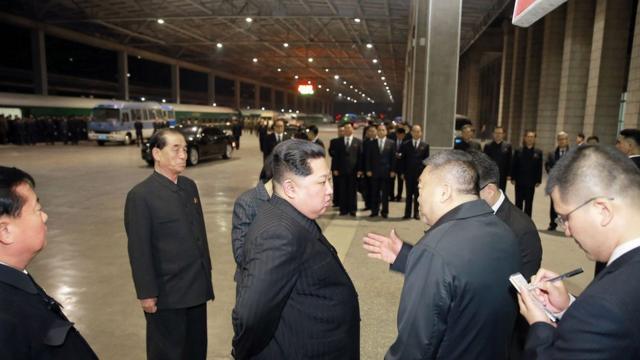 中国驻朝大使李进军（右二）也有到平壤火车站送行，并与金正恩交谈。