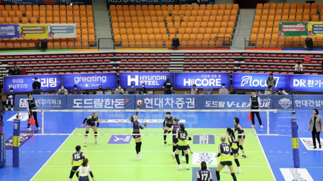 지난 26일 경기도 수원실내체육관에서 무관중으로 열린 도드람 2019-2020 V-리그 여자부 현대건설 힐스테이트와 흥국생명 핑크스파이더스의 경기