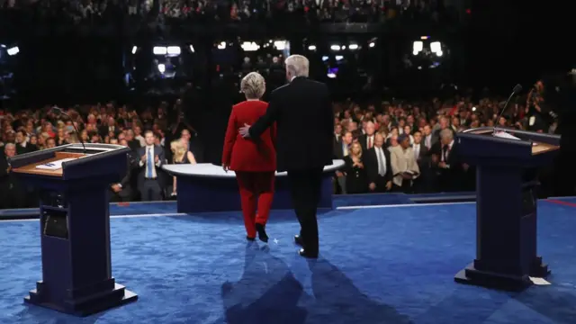 Hillary Clinton y Donald Trump luego de uno de los debates