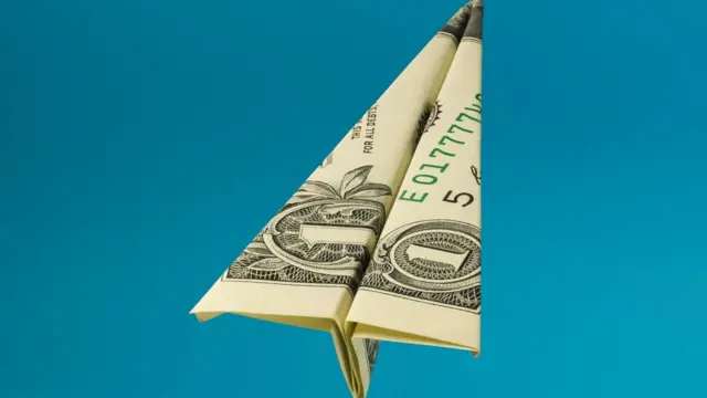 Avión hecho con un dólar.