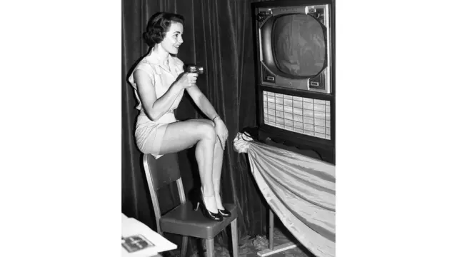 1955 год, Чикаго. Демонстрируется новый способ управлять телевизором - с помощью маленького "пистолета", стреляющего световым лучом