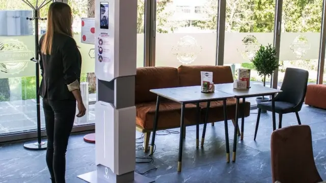 Beskontaktno merenje temperature i dezinfekcija ruku u Nišu