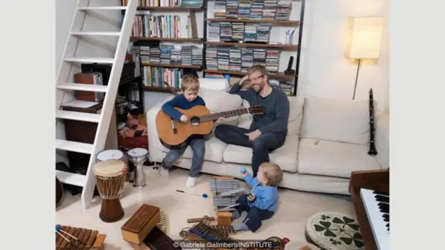 Là một nhạc sĩ sống ở Florence, Ý, nhạc cụ của Davide Woods, đã trở thành đồ chơi cho các con của anh là Noah và Ian.