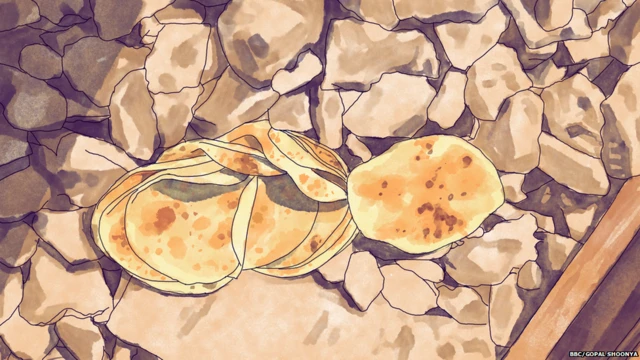 रेल की पटरी पर बिखरी रोटियां मरने वालों की याद दिलाती हैं