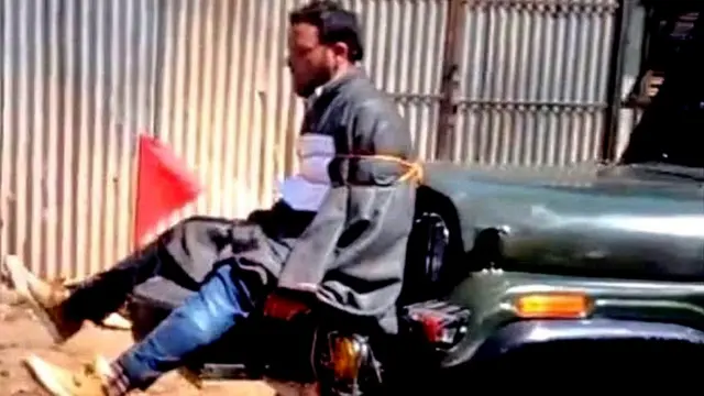 ਮੇਜਗ ਗੋਗੋਈ 'ਤੇ ਆਪਣੀ ਫੌਜੀ ਜੀਪ ਦੇ ਅੱਗੇ ਇੱਕ ਵਿਅਕਤੀ ਨੂੰ ਬੰਨਿਆ ਸੀ