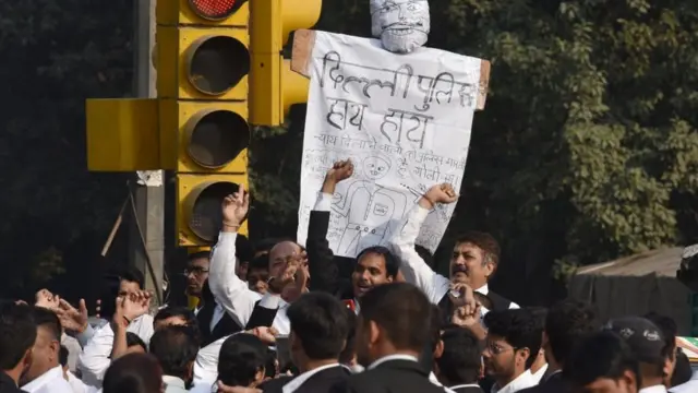 पुलिस और वकीलों के बीच फिर मारपीट