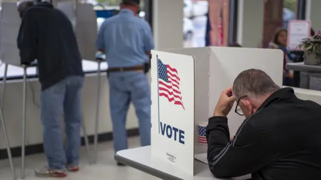 Pessoas votando.